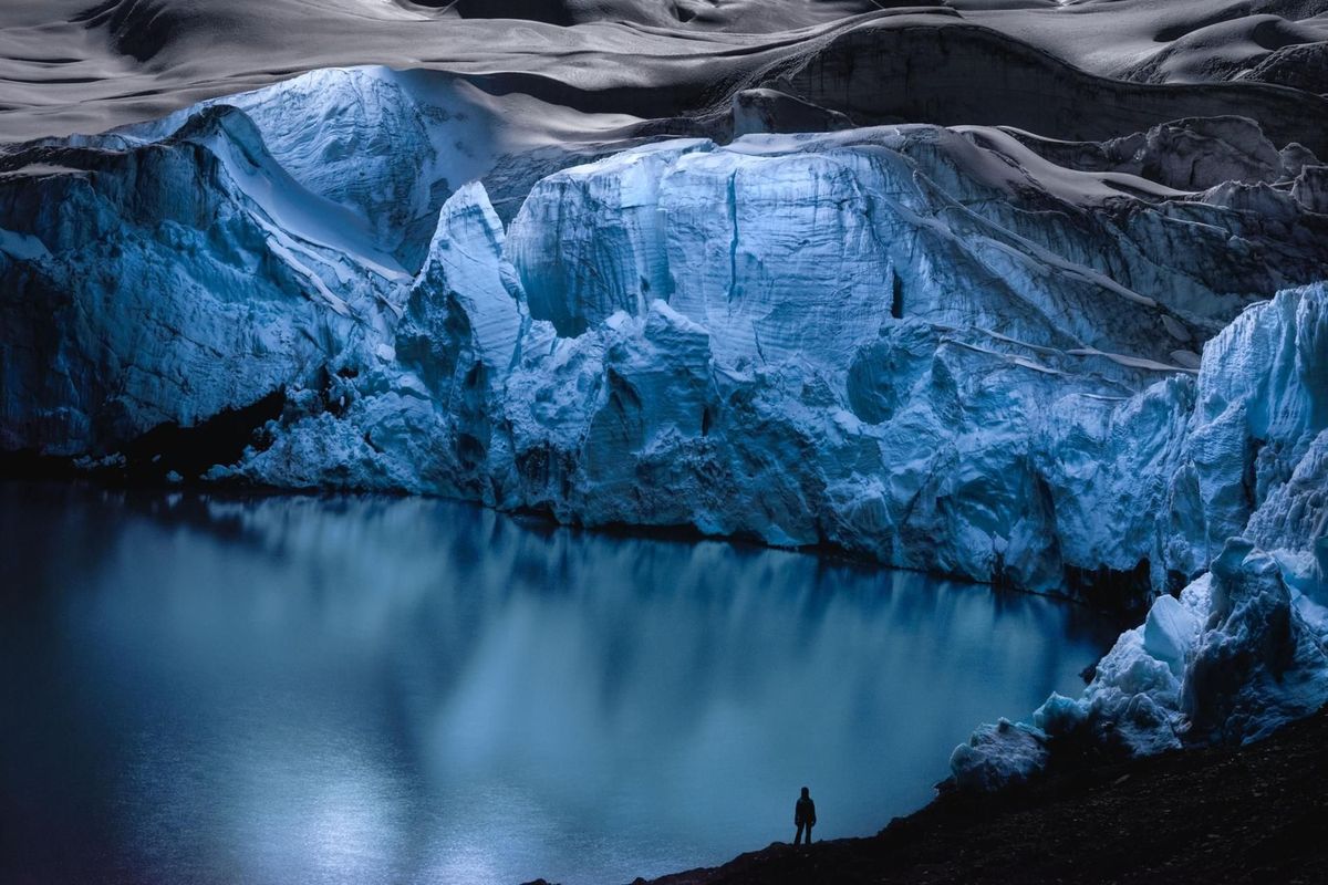 Reuben Wu creerde dit beeld met behulp van lampen op drones die een theatraal licht werpen op dePastorurigletsjerin de Peruaanse Cordillera Blanca