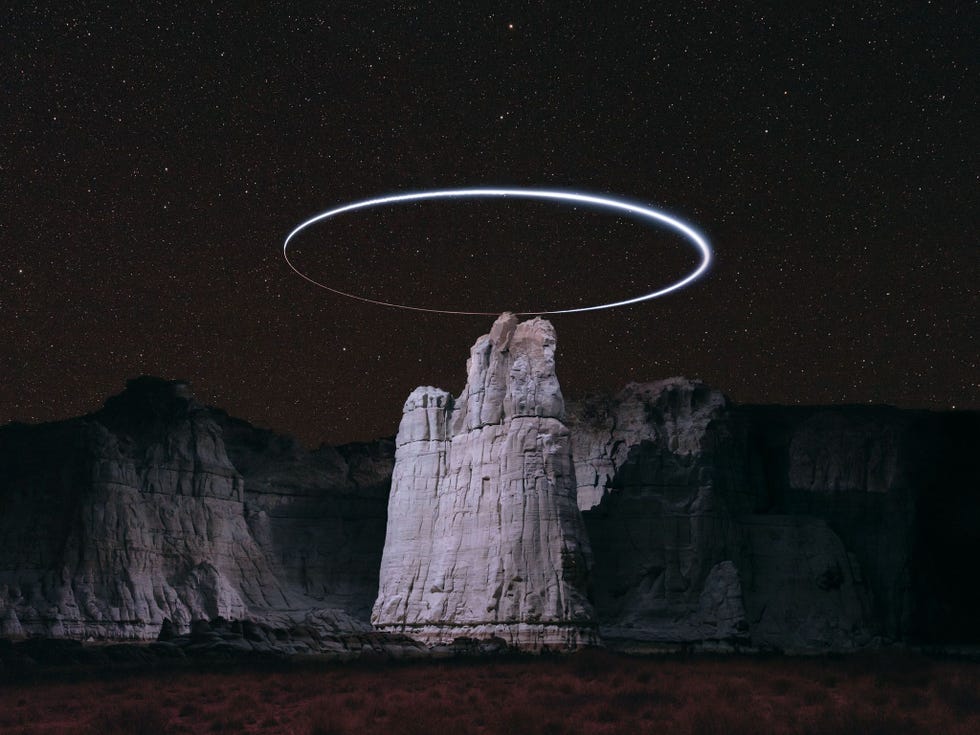 In het Hopireservaat bij Tuba City Arizona tekent een drone een cirkel van licht boven een rotspilaar in de Blue Canyon