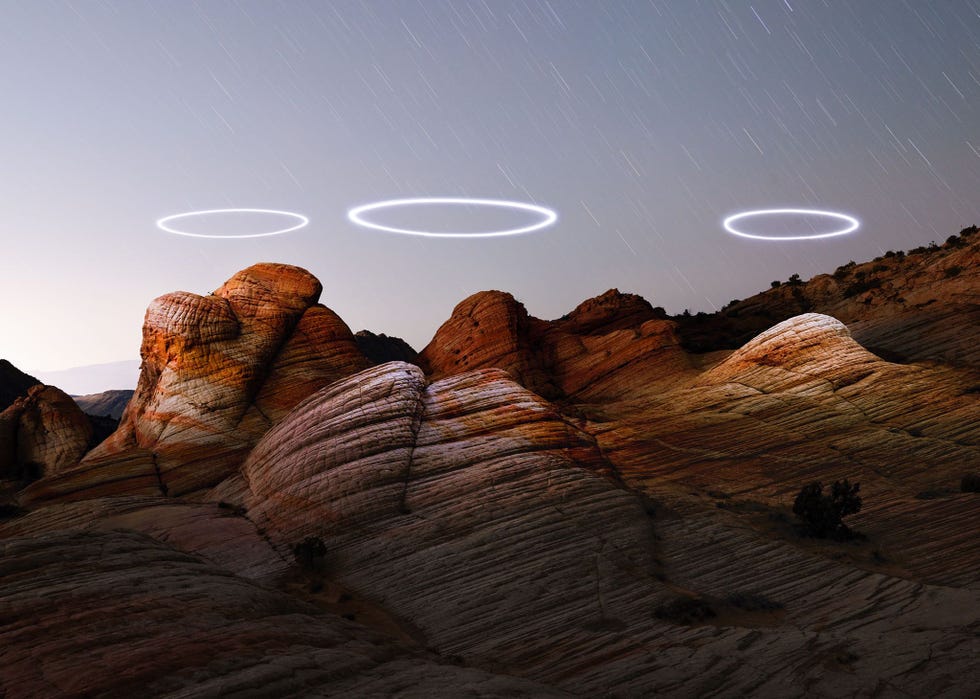 Wu liet drones met lampen boven de zandsteenformatie Yant Flat in Utah cirkelen en combineerde meerdere opnamen met lange sluitertijden om deze compositiefoto te creren