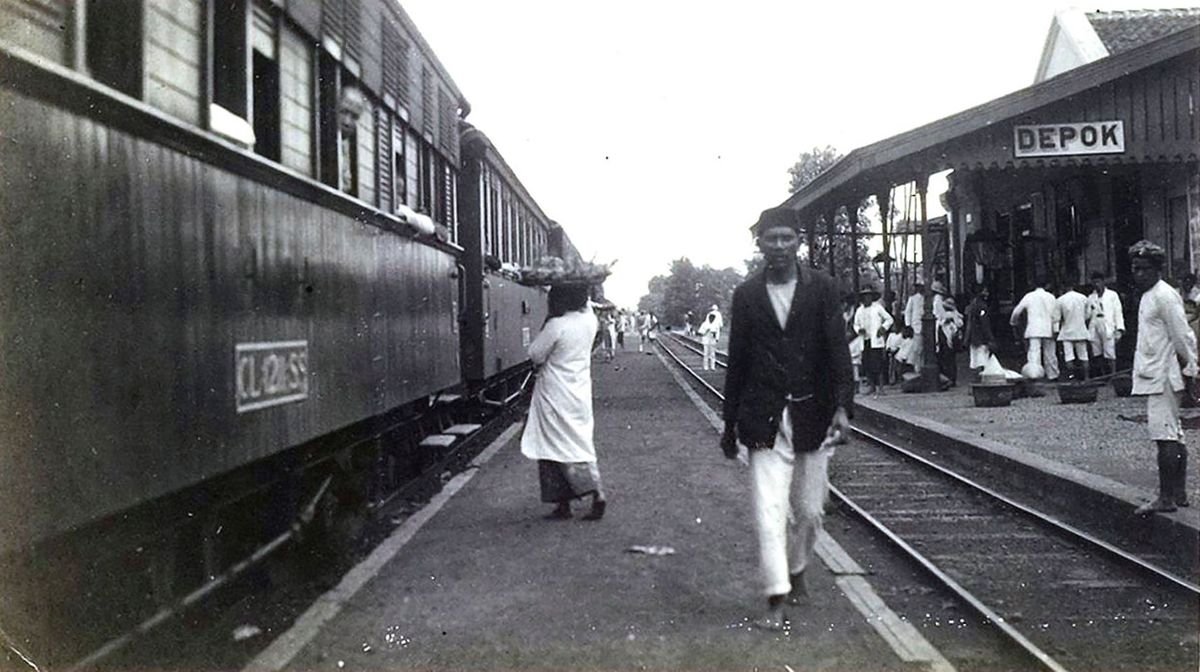 Station Depok op WestJava Decennialang was Depok gesoleerd geweest van de buitenwereld totdat er in 1873 een spoorlijn werd aangelegd tussen Batavia nu Jakarta en Buitenzorg Bogor met een halte in Depok
