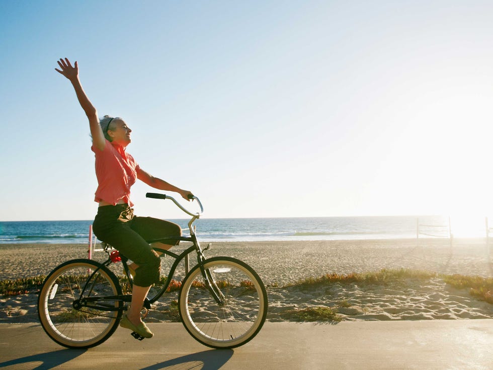 Consejos para mitigar el cansancio: mujer madura monta en bicicleta
