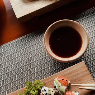 sushi rollen met zalm en avocado