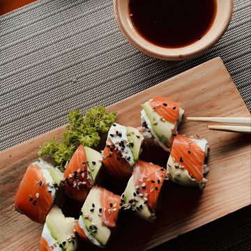 sushi rollen met zalm en avocado