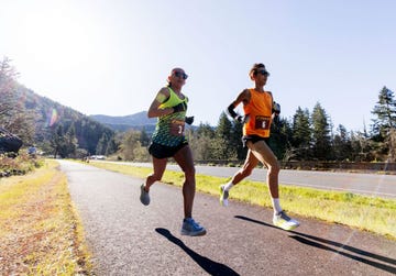 des linden corre junto a la liebre en su intento por bajar de 3 horas en 50 kilómetros