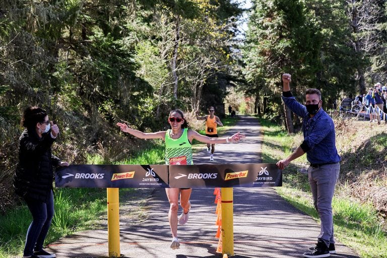 des linden cruza la línea de meta tras batir el récord mundial de 50 kilómetros