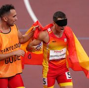 gerard descarrega y guillermo rojo celebran el oro en los 400 metros en los juegos paralímpicos de tokio