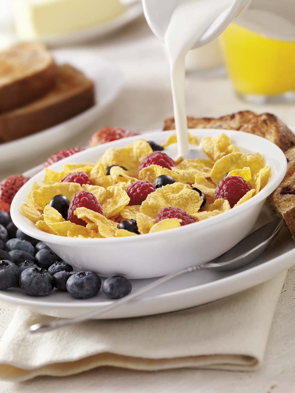 desayuno plato de cereales con frutos rojos