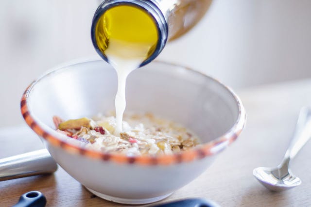 un persona se sirve un desayuno saludable