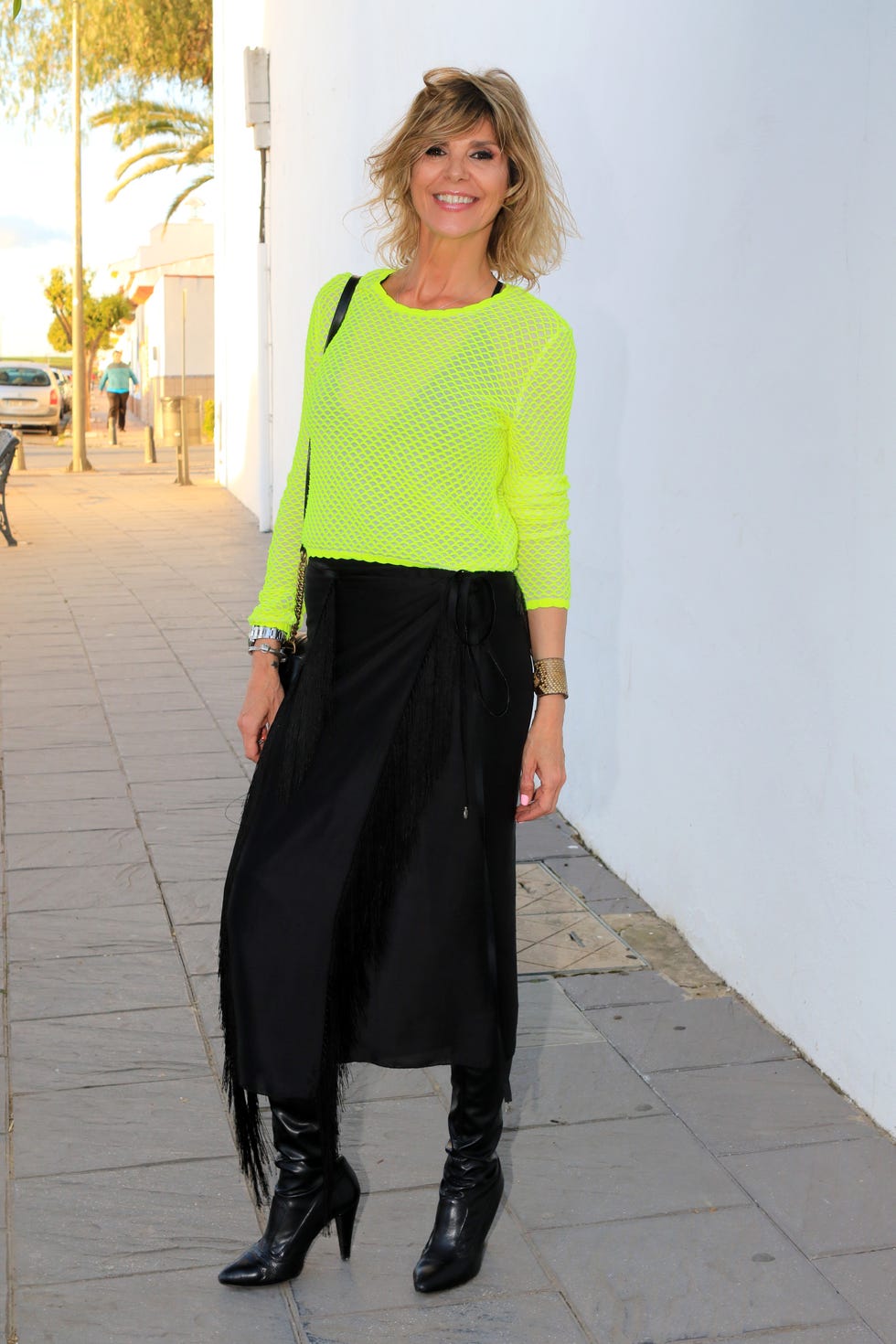 Clothing, Black, Green, Yellow, Street fashion, Fashion, Footwear, Snapshot, Waist, T-shirt, 