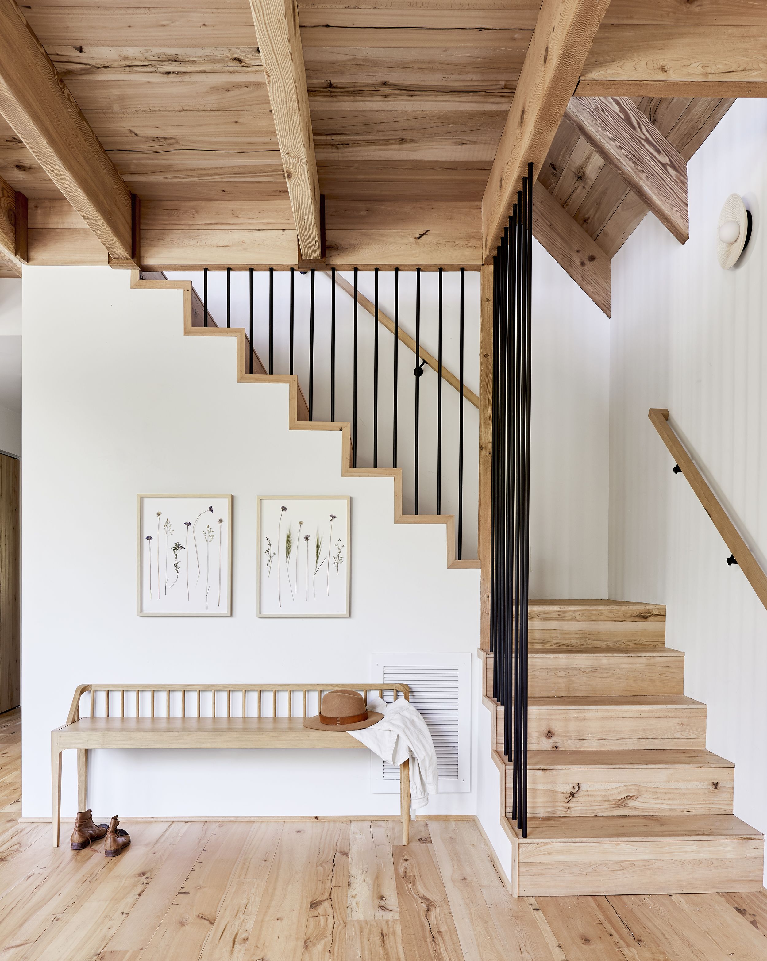 Cómo usar una escalera decorativa en distintos espacios de tu casa