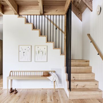 escalera de madera natural