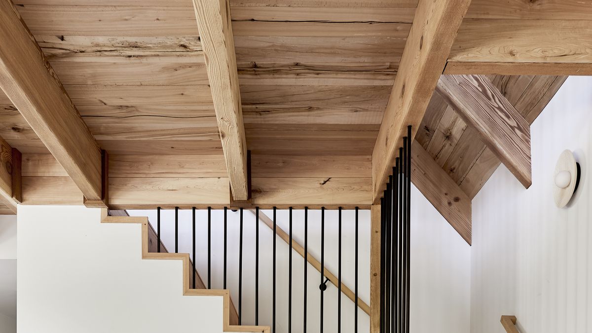 Escalera de madera  Escaleras de madera, Decoración de unas, Barandales de  madera