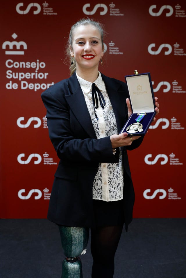 desirée vila recibe la medalla de oro de la real orden del mérito deportivo en el consejo superior de deportes en madrid