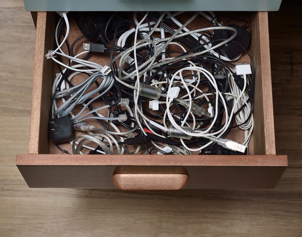 desk-drawer-filled-with-cables-wires-and-plugs-royalty-free-image-1724357924.jpg?crop=1xw:0 12 شيئًا يجب التخلص منها في أسرع وقت ممكن، وفقًا لمنظمي الفعاليات المحترفين