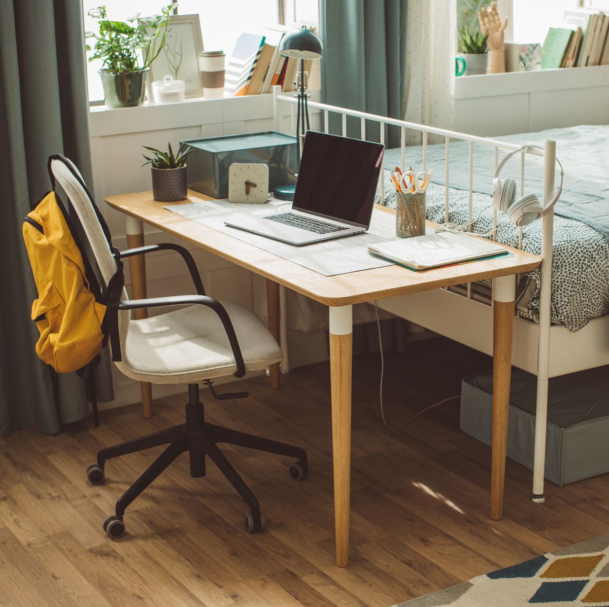 Desk ideas for small bedrooms: small bedroom desk ideas