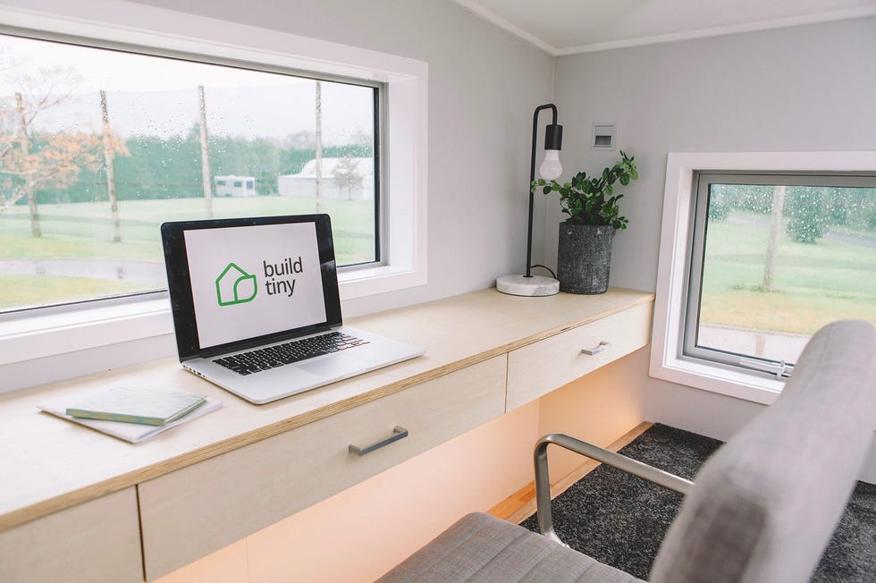 casa móvil tawharau para millennials de build tiny tiene un despacho con vistas