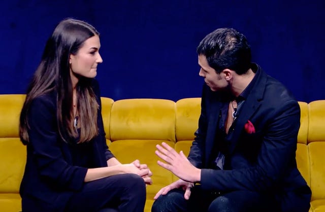 Yellow, Drama, Conversation, Event, Performance, Acting, Duet, Scene, Gesture, Black hair, 