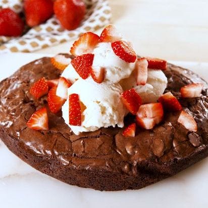 Dish, Food, Cuisine, Ingredient, Dessert, Strawberry, Cream, Produce, Flourless chocolate cake, Baked goods, 