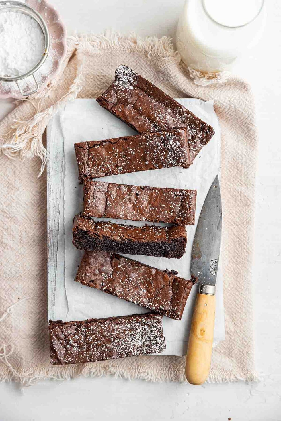 https://hips.hearstapps.com/hmg-prod/images/desserts-for-two-small-batch-brownies-1673982244.jpeg?crop=0.871xw:0.726xh;0.0408xw,0.157xh&resize=980:*