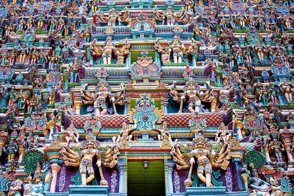 De kleurrijke standbeelden van dieren goden en demonen worden elke twaalf jaar gerepareerd en opnieuw geschilderd