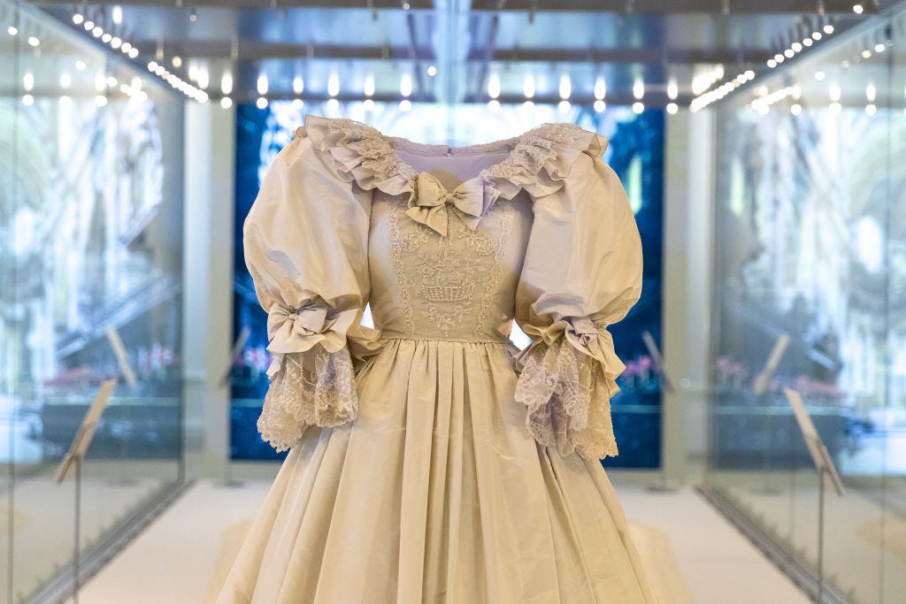 Princess Dianas Wedding Dress Now On Display At Kensington Palace Photos