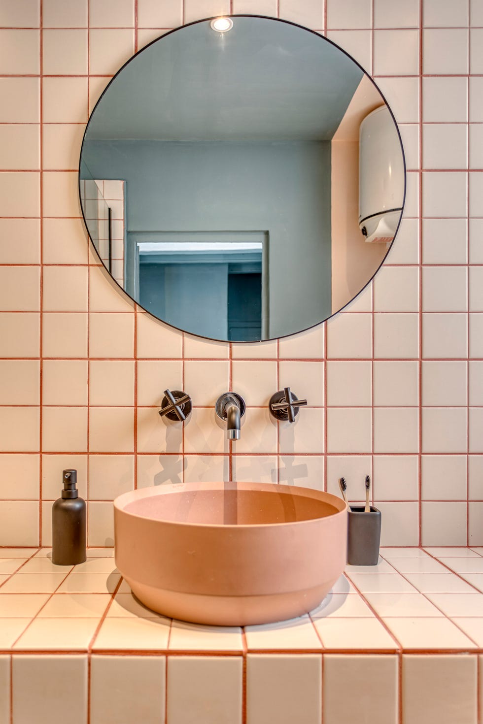 un apartamento vintage y cool en barcelona baño con lavabo exento y espejo redondo