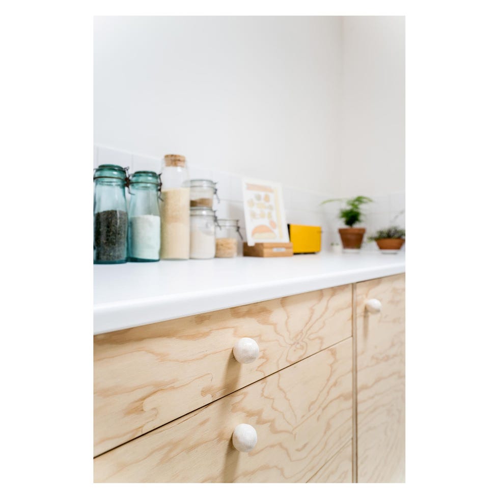 estudio 24m2 en parís de biloba architecture, con encimera de cocina en madera