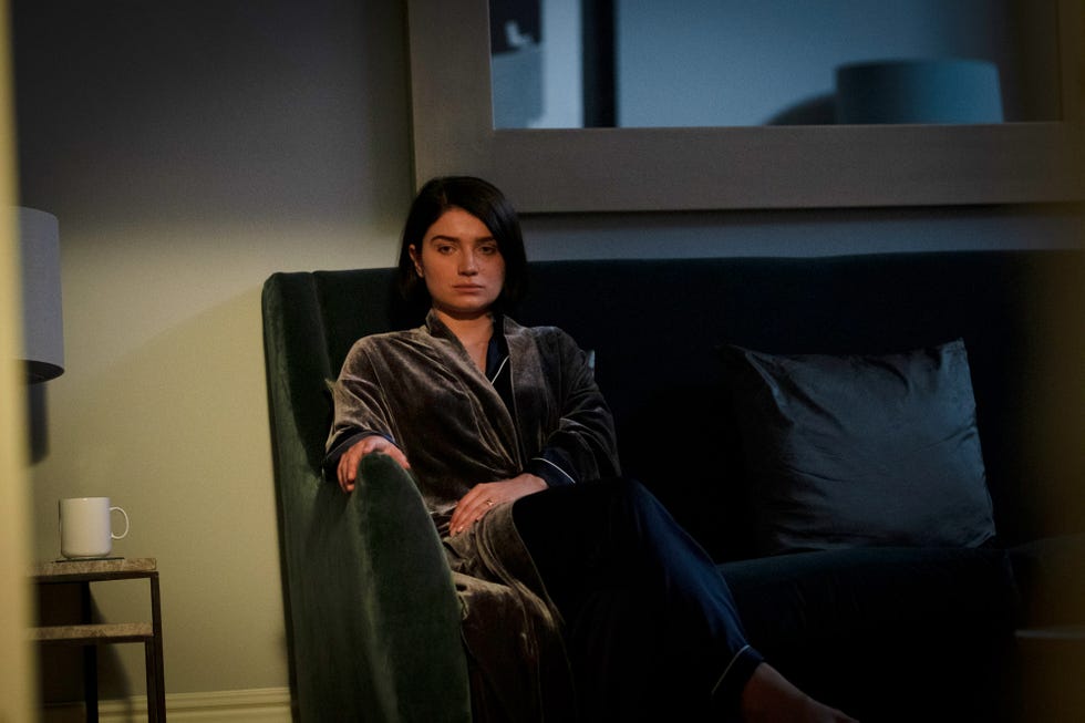 protagonista sentada en un sofá
