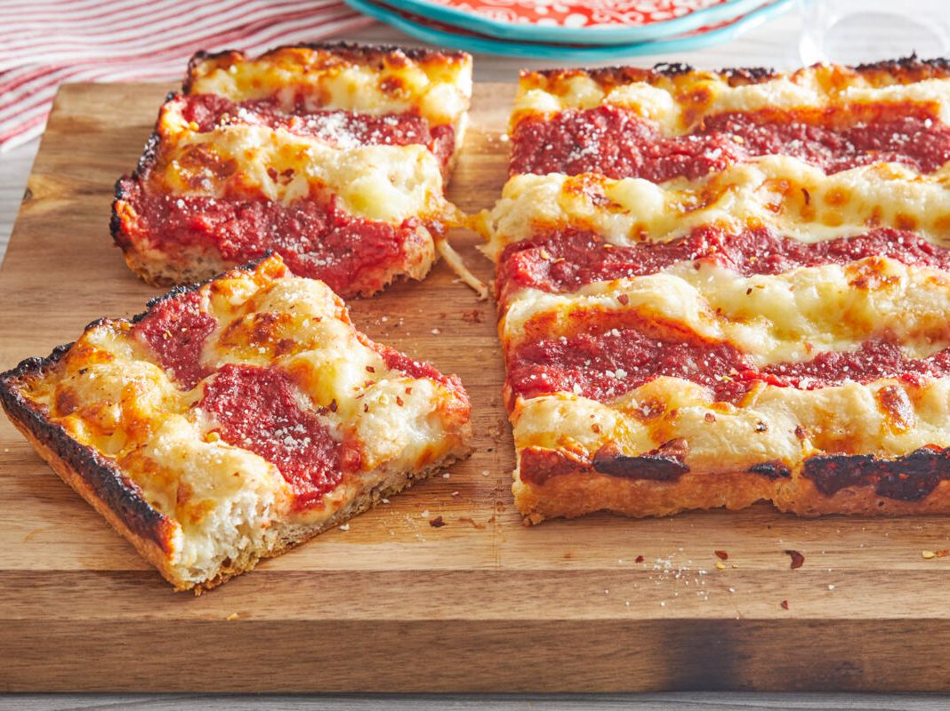 https://hips.hearstapps.com/hmg-prod/images/detroit-style-pizza-recipe-2-64429e672ae60.jpg?crop=0.6666666666666667xw:1xh;center,top&resize=1200:*