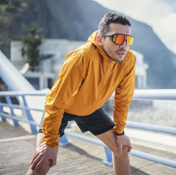 een man rust even uit tijdens het hardlopen met een zonnebril op