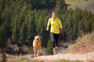 een vrouw loopt hard met haar hond