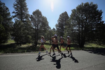 marathonloper stephanie bruce traint in flagstaff, arizona met andere hardlopers