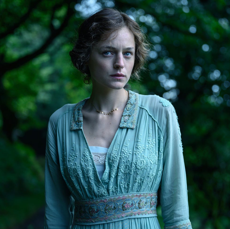 lady chatterley's lover l to r emma corrin as lady chatterley in lady chatterley's lover cr courtesy of netflix lady chatterley's lover l to r emma corrin as lady chatterley in lady chatterley's lover cr courtesy of netflix