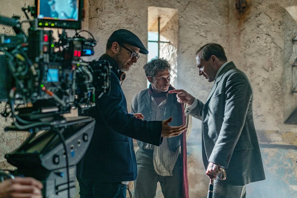 l r director matthew vaughn, joel basman and ralph fiennes on the set of 20th century studios’ the king’s man photo credit peter mountain © 2020 twentieth century fox film corporation all rights reserved