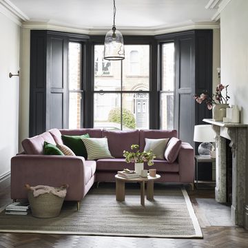 salón con sofá color malva
