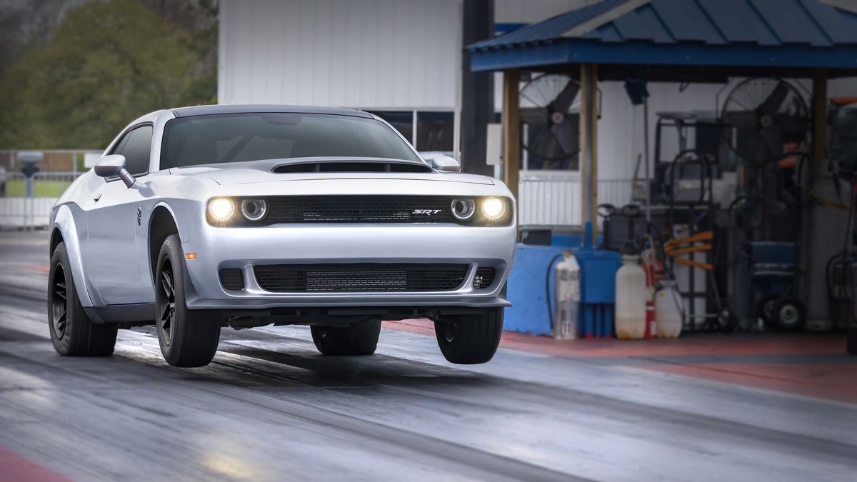 Dodge Challenger SRT® Hellcat Runs 7s with the Factory Supercharger and  Transmission