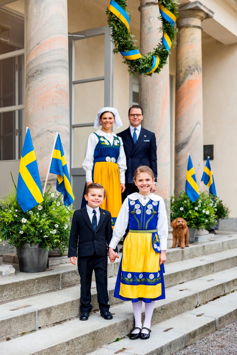 victoria de suecia y su familia celebran el día nacional de suecia