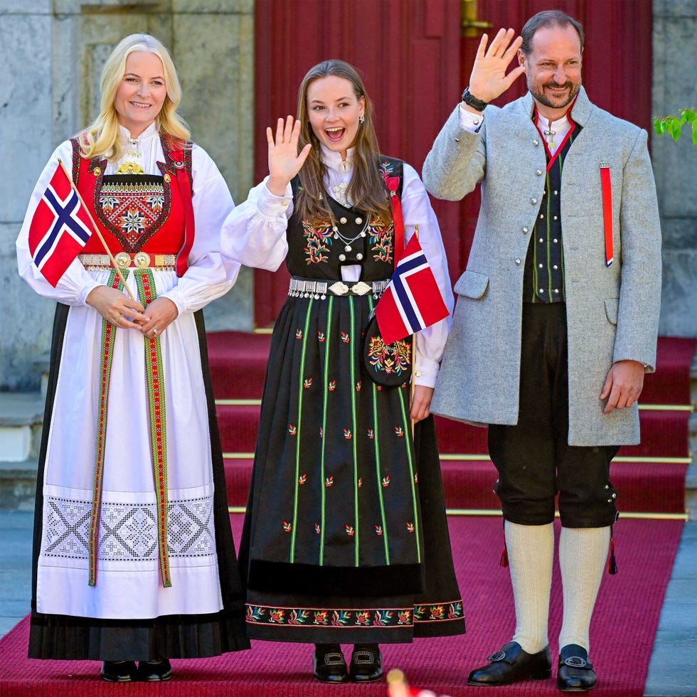 la princesa ingrid alexandra de noruega junto a sus ﻿padres, los reyes haakon y mette marit