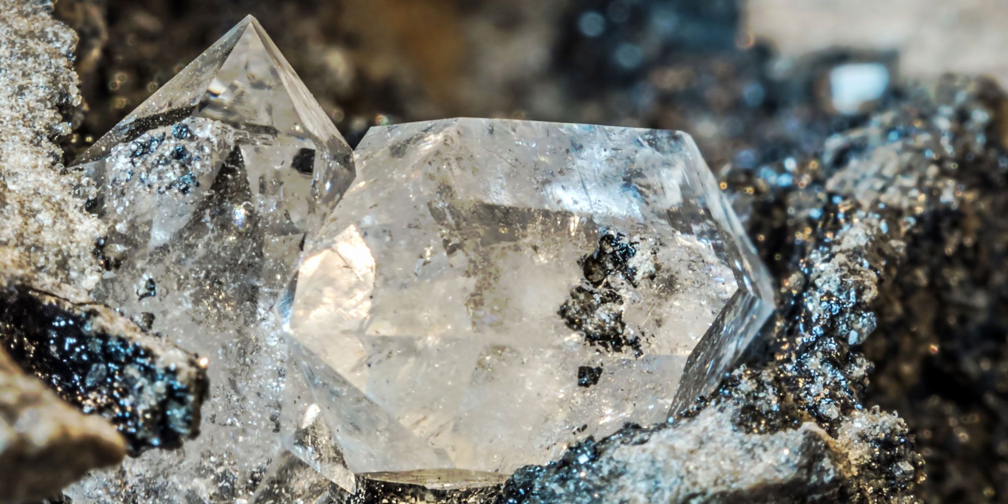 Mineral, Rock, Quartz, Geology, Crystal, Gemstone, Igneous rock, Fashion accessory, 