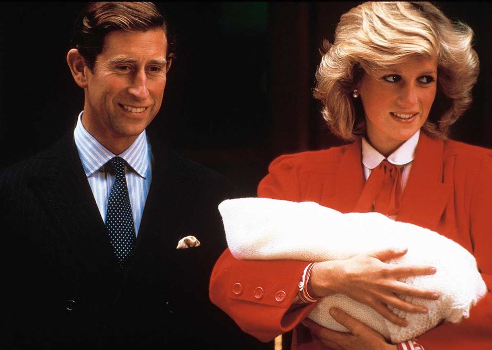 Carlos y Diana presentan a su hijo Enrique