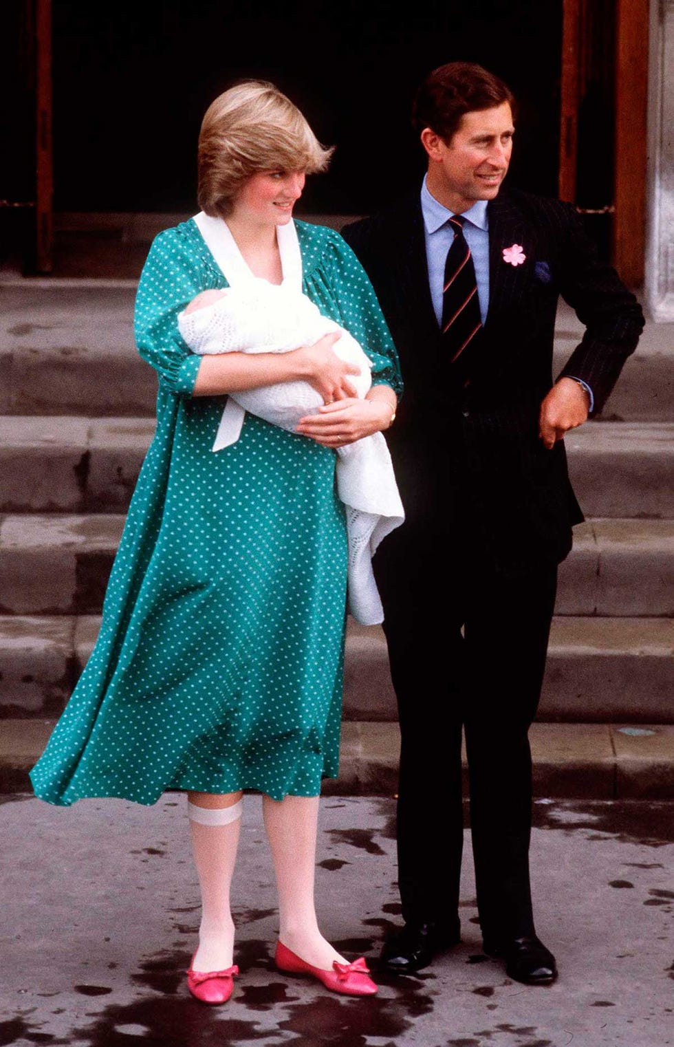 Carlos y Diana presentan a su hijo Guillermo