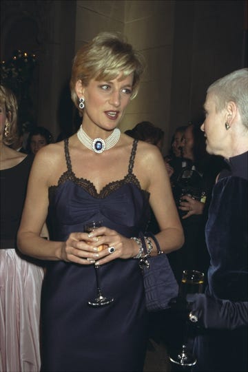 lady di vestido lencero gala met