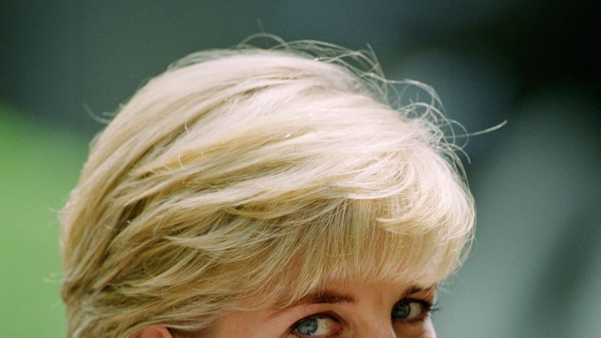 preview for I look di Lady Diana in The Crown ispirati a quelli veri