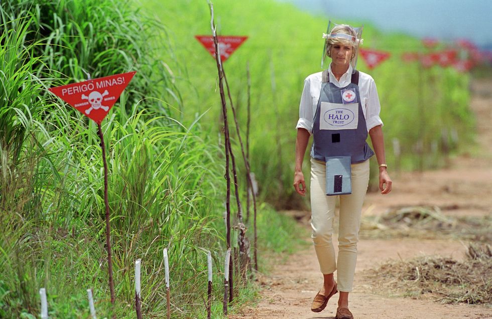 Diana, Prinzessin von Wales, trägt schützende Körperpanzerung, während sie durch ein Minenfeld geht