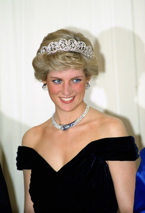 diana, princess of wales wears a sapphire and diamond neckla