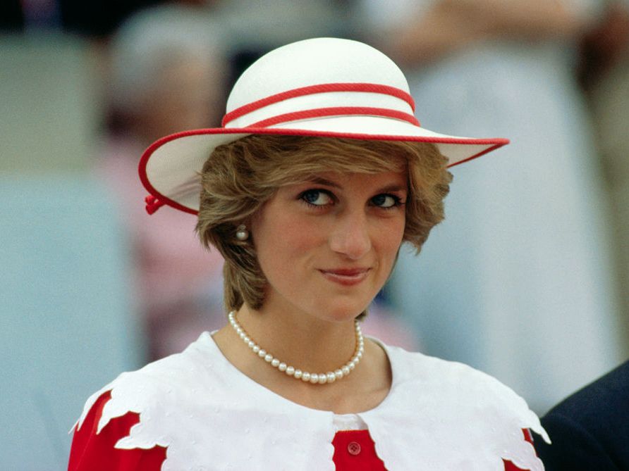 https://hips.hearstapps.com/hmg-prod/images/diana-princess-of-wales-wears-an-outfit-in-the-colors-of-news-photo-1660320775.jpg?crop=0.87109xw:1xh;center,top&resize=1200:*