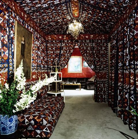 vogue, january 15, 1972   hallway in the new york apartment of egon and diane von furstenburg black and white javanese print fabric covers the ceiling and floors, and upholsters a banquette a crystal chandelier provides light horst p horstconde nast via getty images