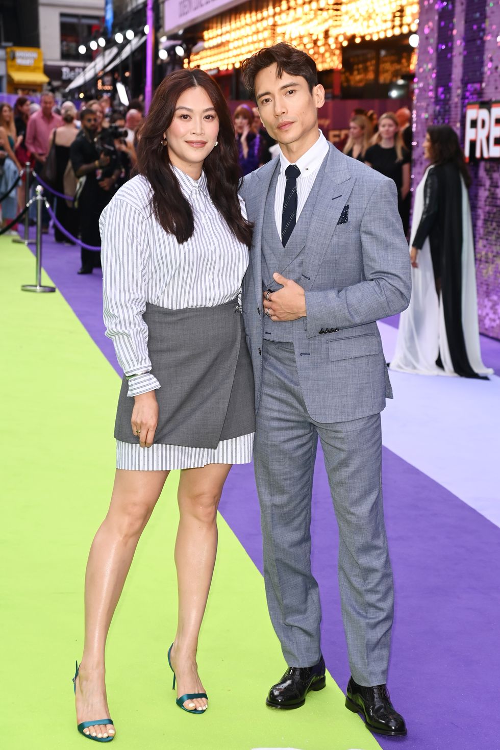 Dianne Doan e Manny Jacinto alla première britannica di Freakier Friday