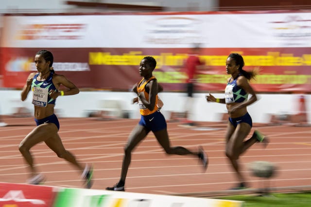 genzebe dibaba, a la cola del grupo, compite en andújar