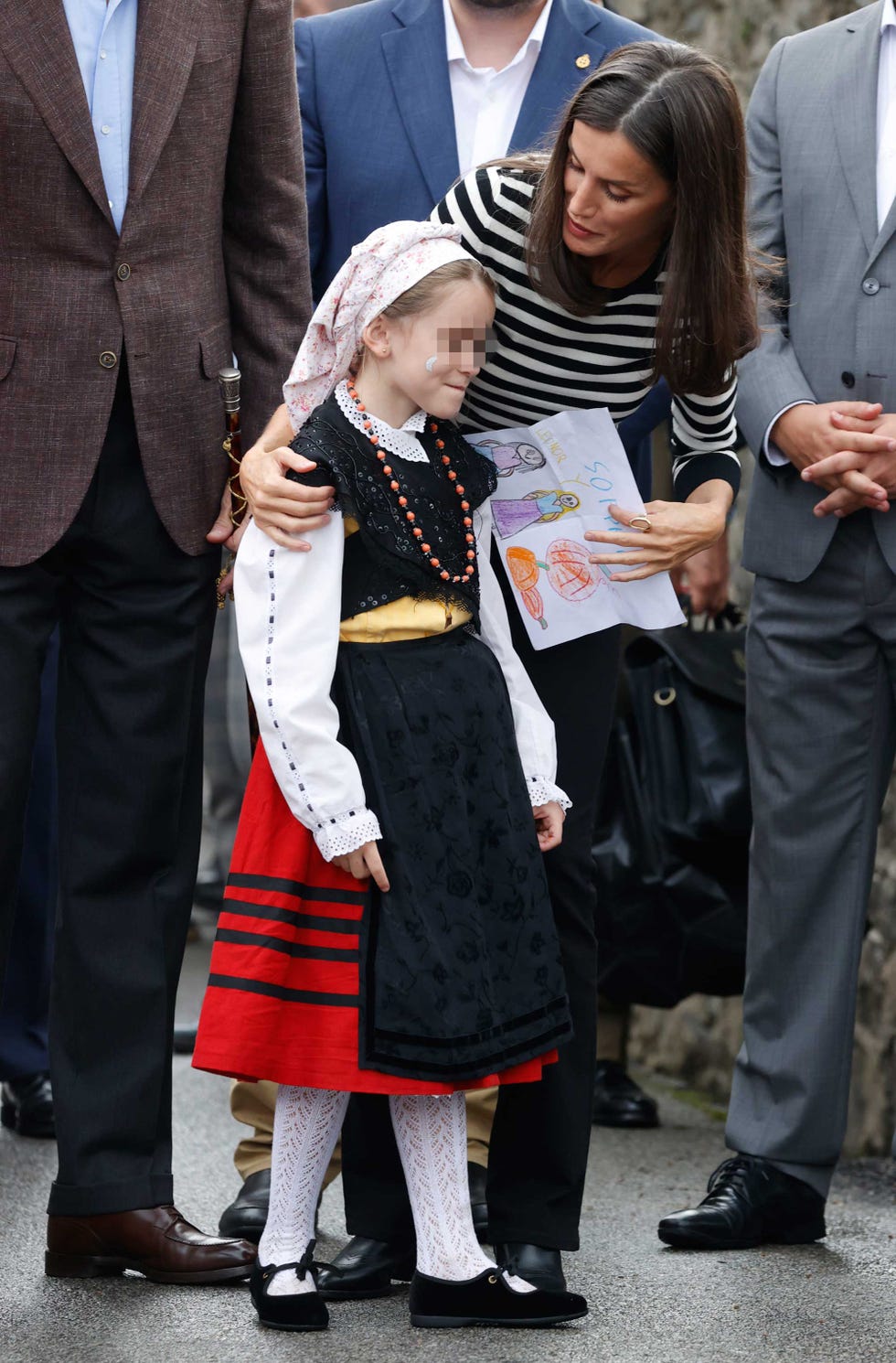 la reina letizia con su regalo